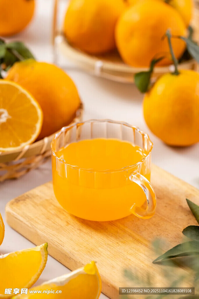 鮮榨橙汁與飽滿橙子的組合