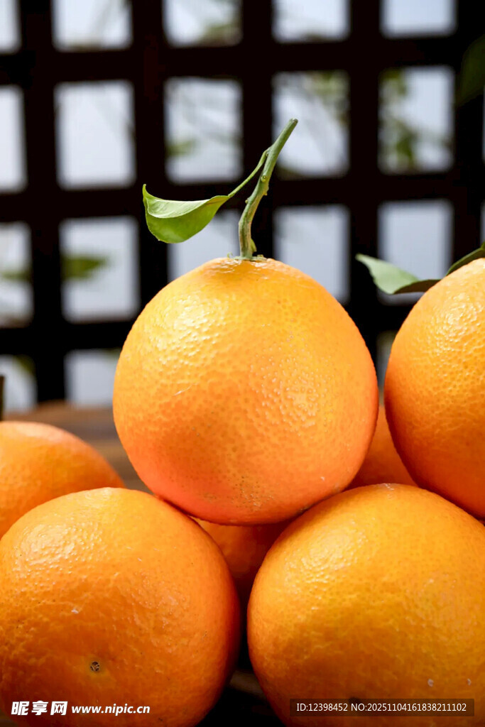 新鮮堆疊的飽滿橙子