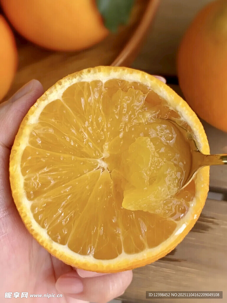 手捧切開的多汁新鮮橙子