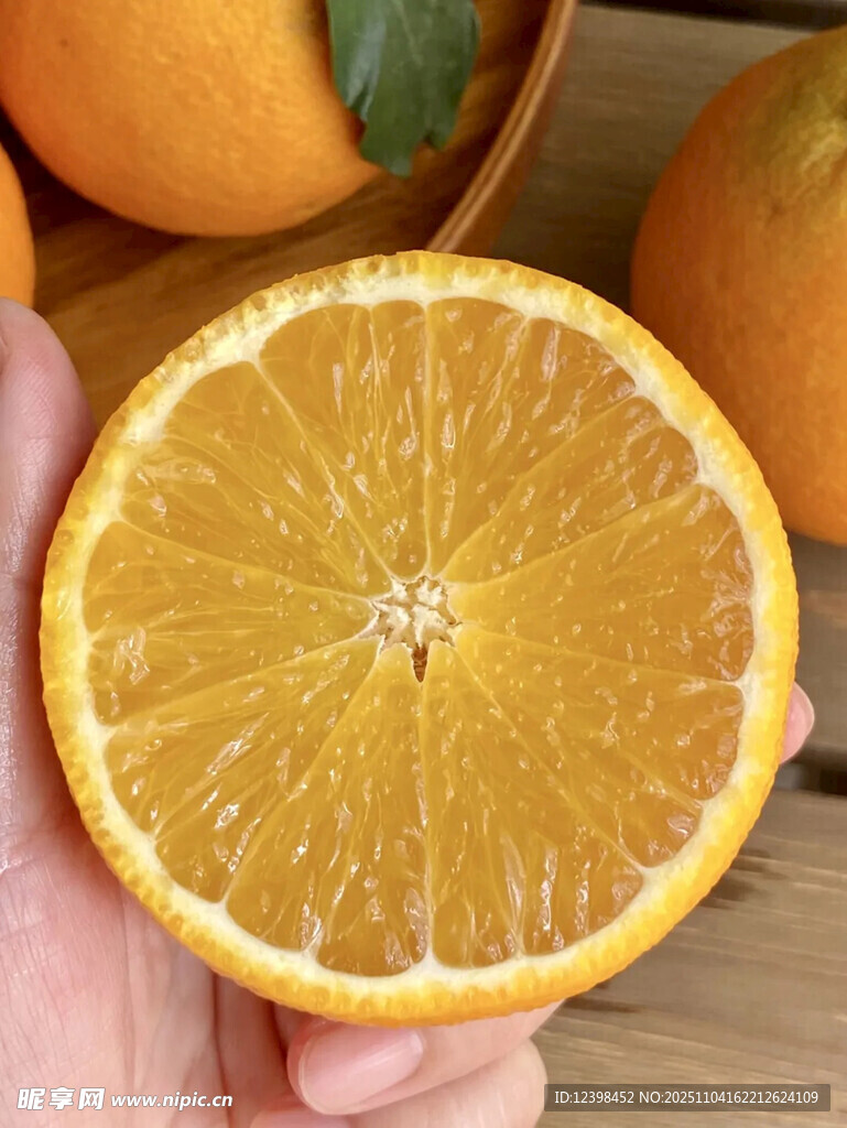 手捧多汁切開的新鮮橙子