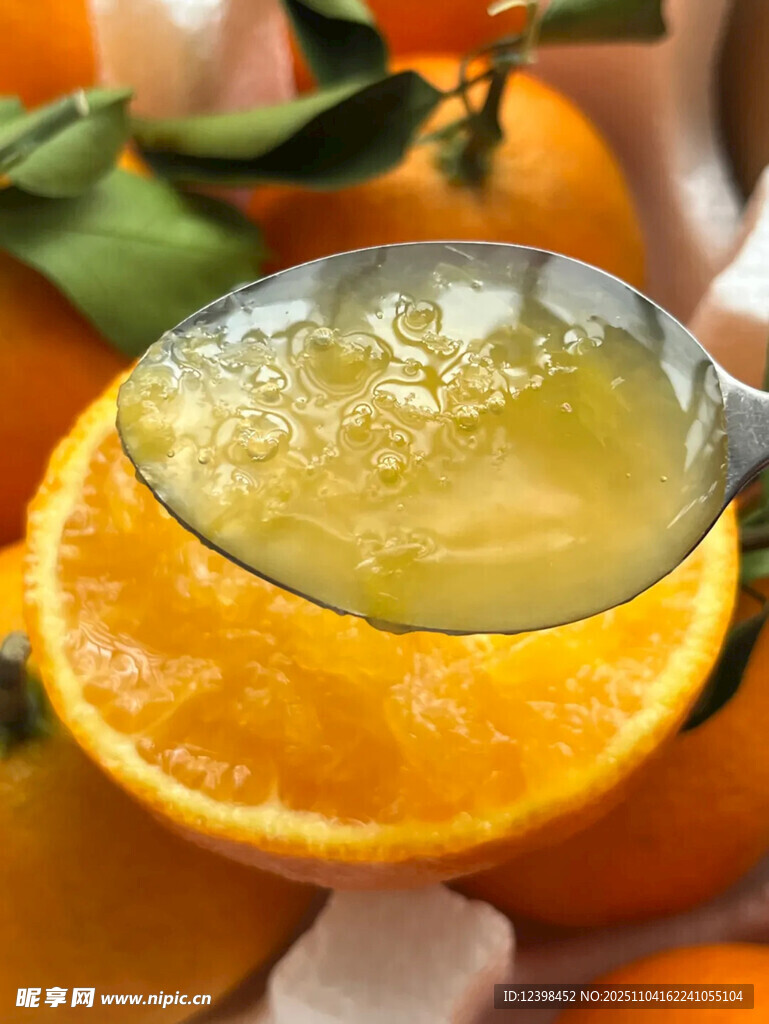 勺子舀起的新鮮橙汁