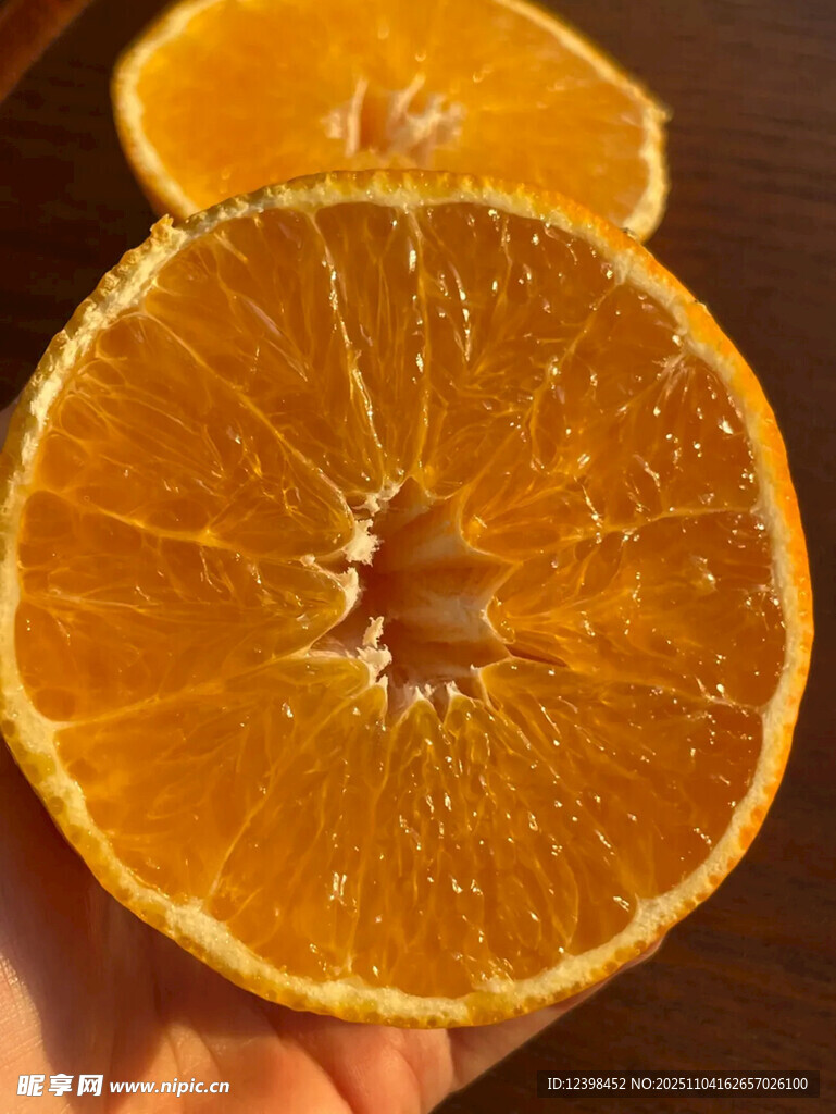 手持切開的新鮮橙子