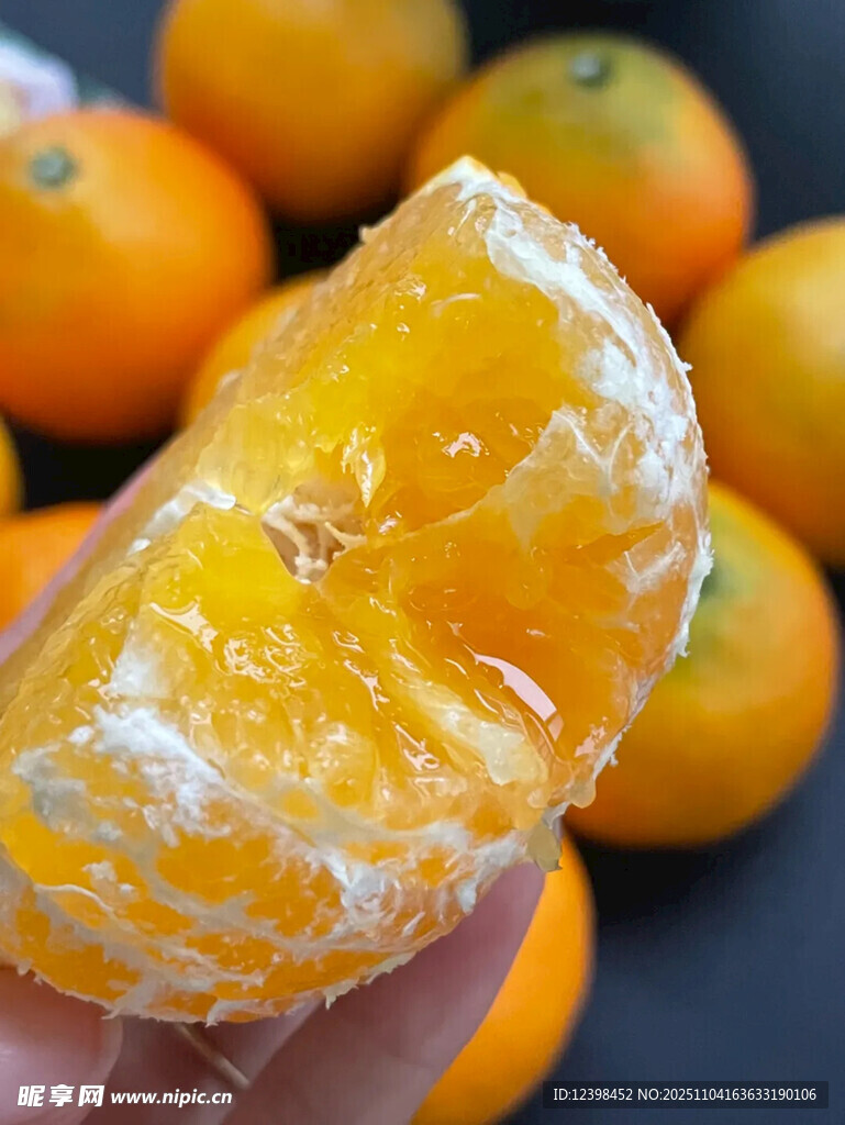 手捧剝開(kāi)的鮮嫩多汁橘子