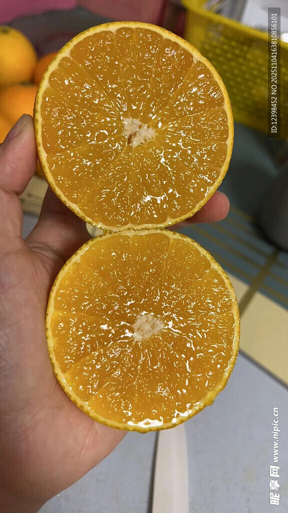 手捧切開的金黃新鮮橙子