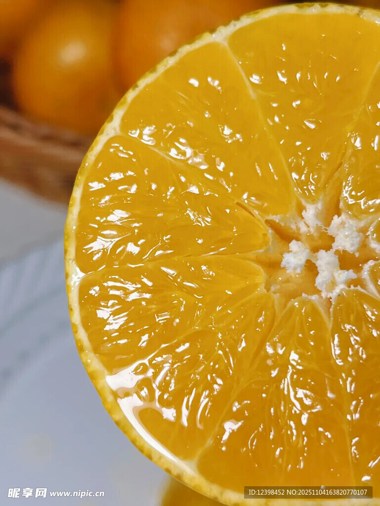 切開的新鮮橙子果肉