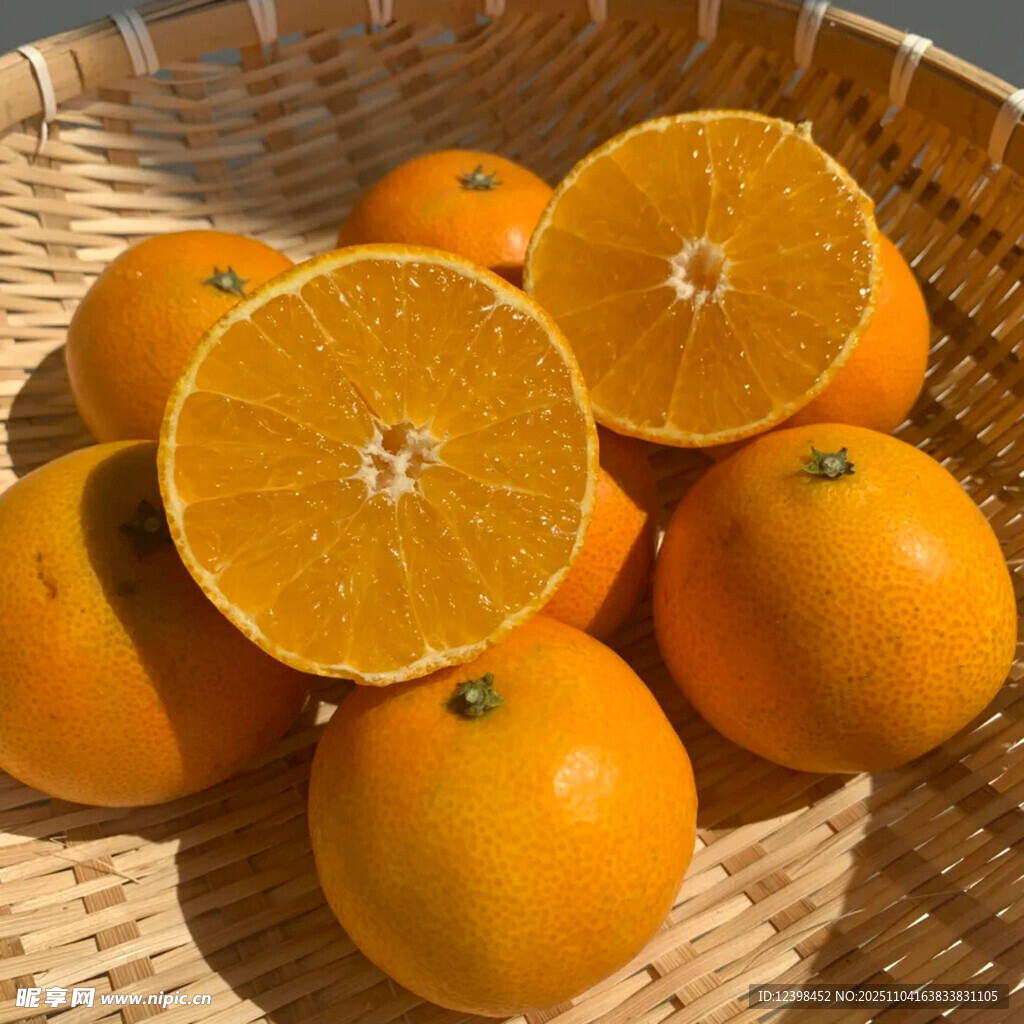竹籃中的新鮮橙子