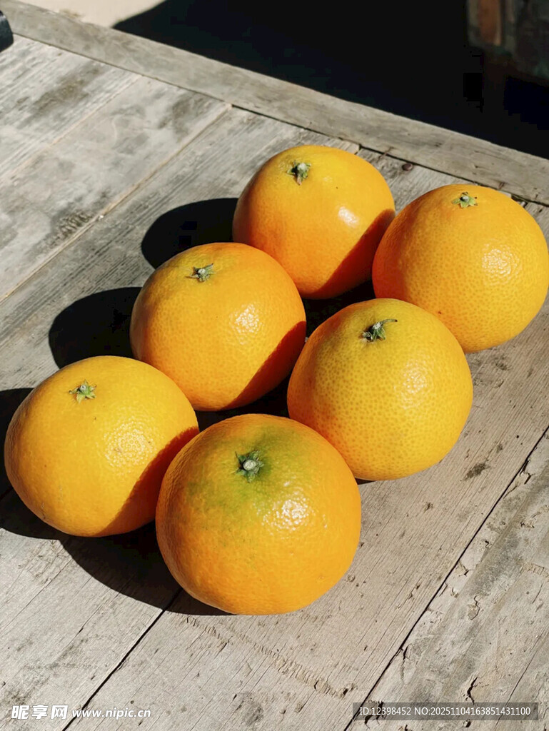 木桌上擺放的新鮮橙子