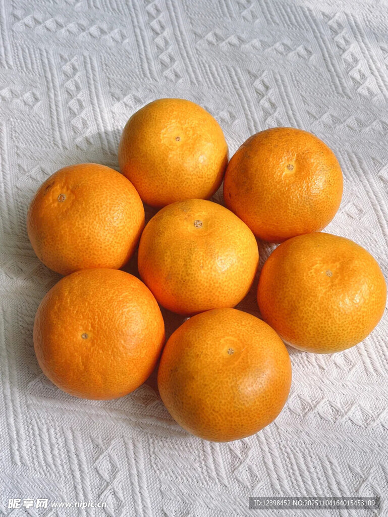 一堆圓潤飽滿的新鮮橘子