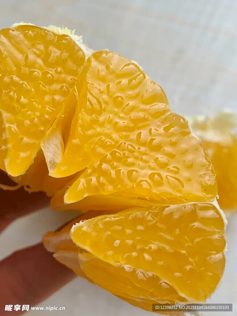 剝開(kāi)的新鮮多汁橘子