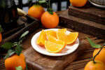 木盤上的新鮮切片橙子