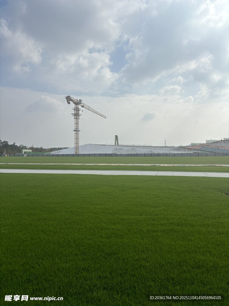 田野上的塔式起重機(jī)