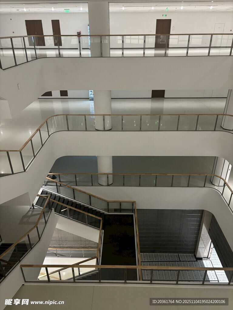 現(xiàn)代多層建筑內(nèi)部空間