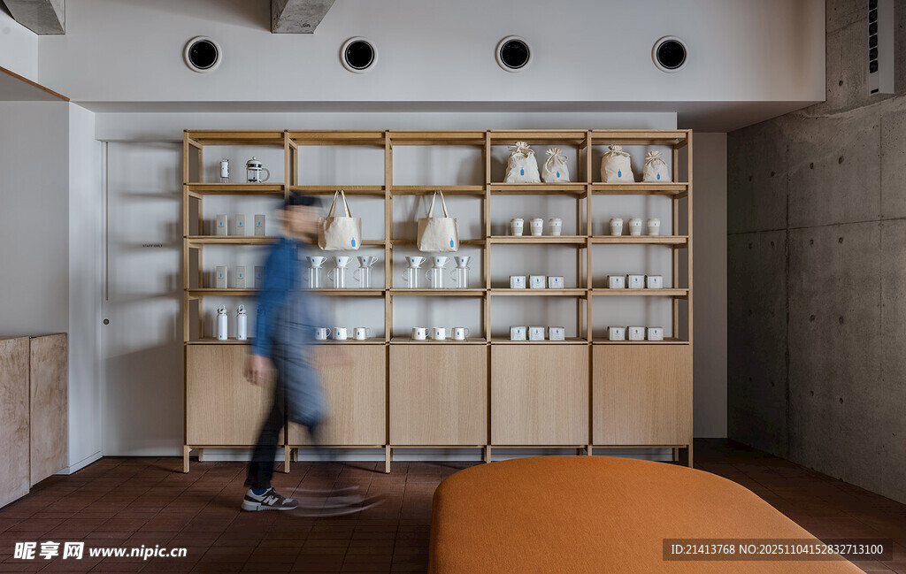 現(xiàn)代書房內(nèi)的人在整理書籍