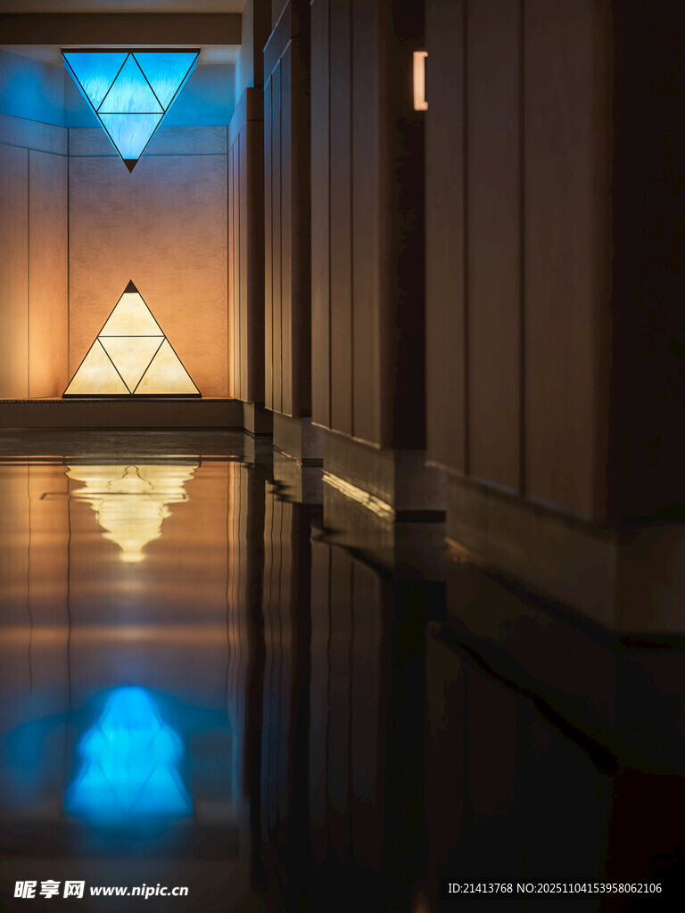 走廊盡頭的光影藝術(shù)