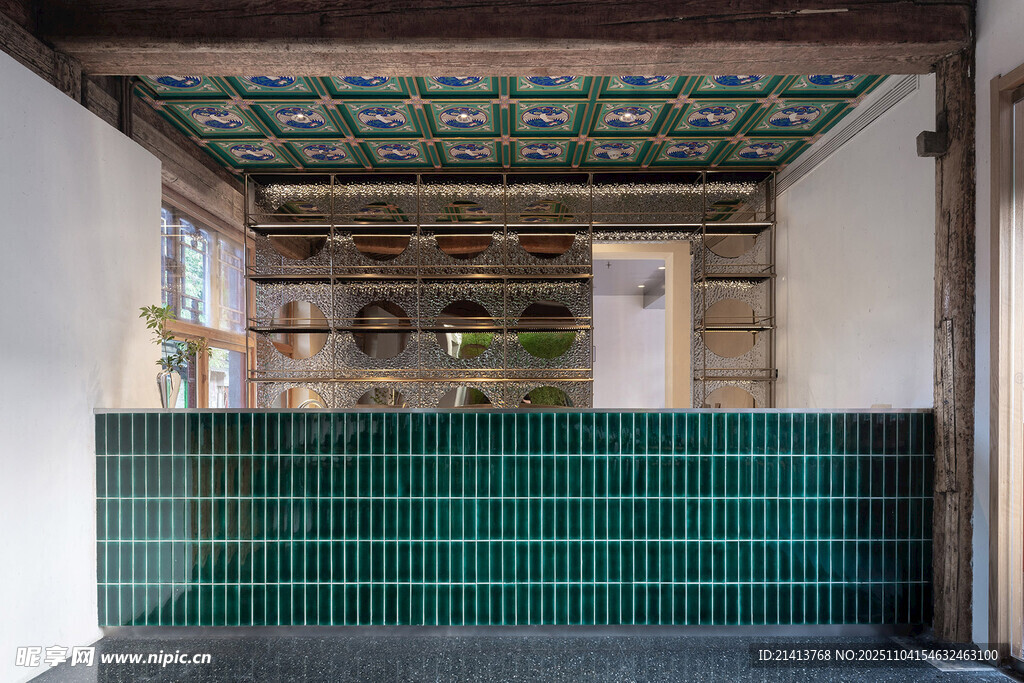 復(fù)古綠瓷磚裝飾的室內(nèi)空間