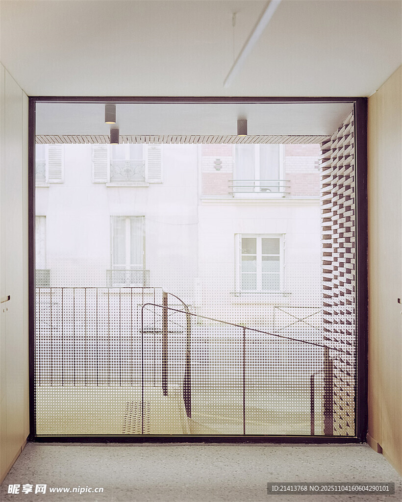 現(xiàn)代簡約風(fēng)格玻璃隔斷門