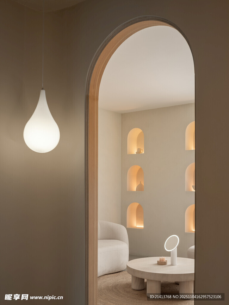 拱形門洞下的簡(jiǎn)約室內(nèi)景致