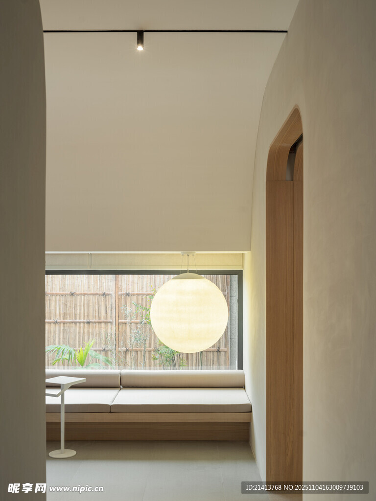 簡(jiǎn)約室內(nèi)過(guò)道與圓形燈具