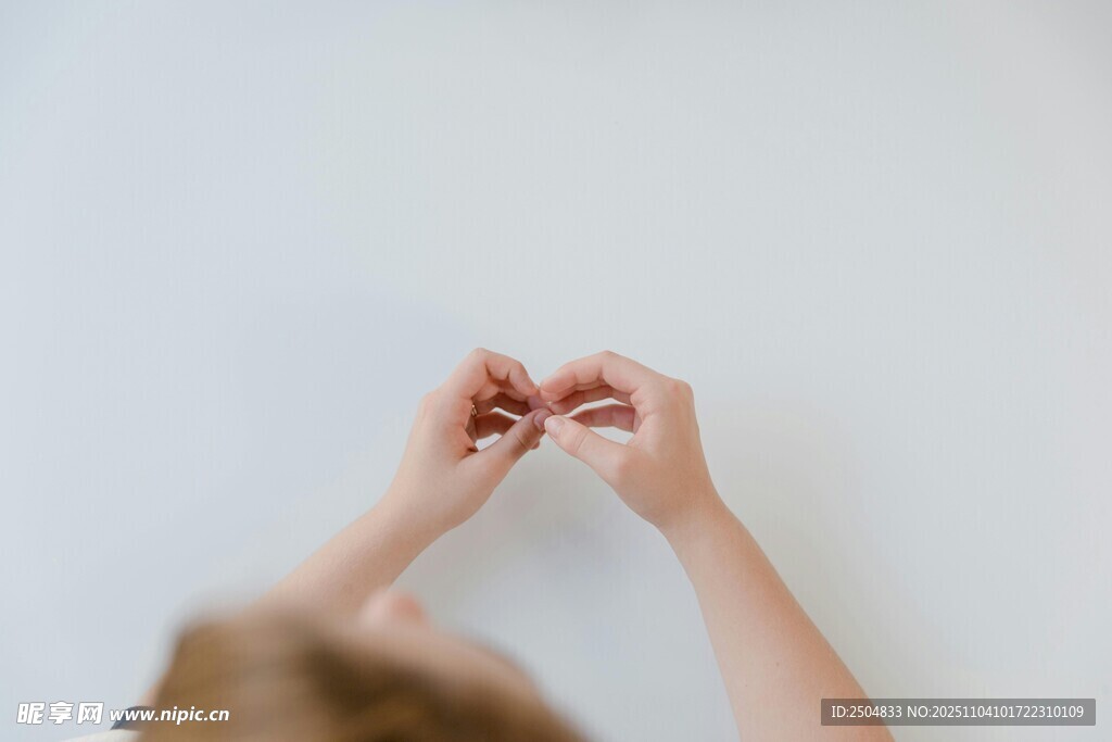 雙手交握的溫馨瞬間