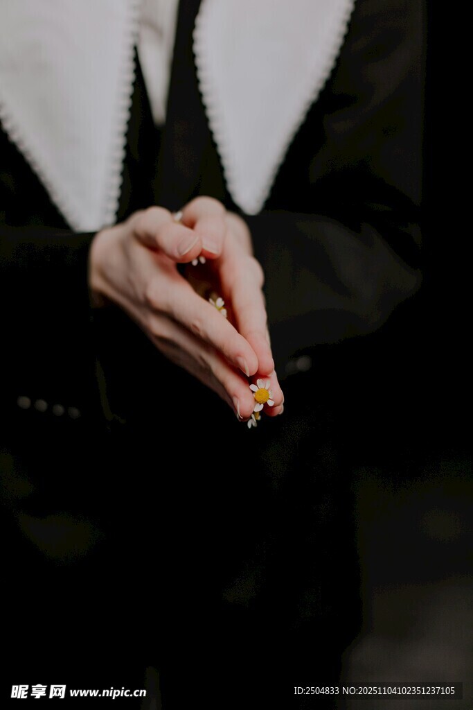 雙手交握的優(yōu)雅姿態(tài)