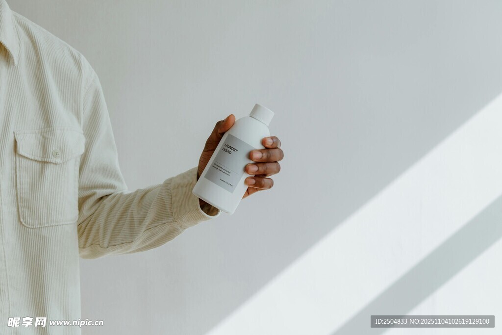 手持噴霧瓶的人物特寫