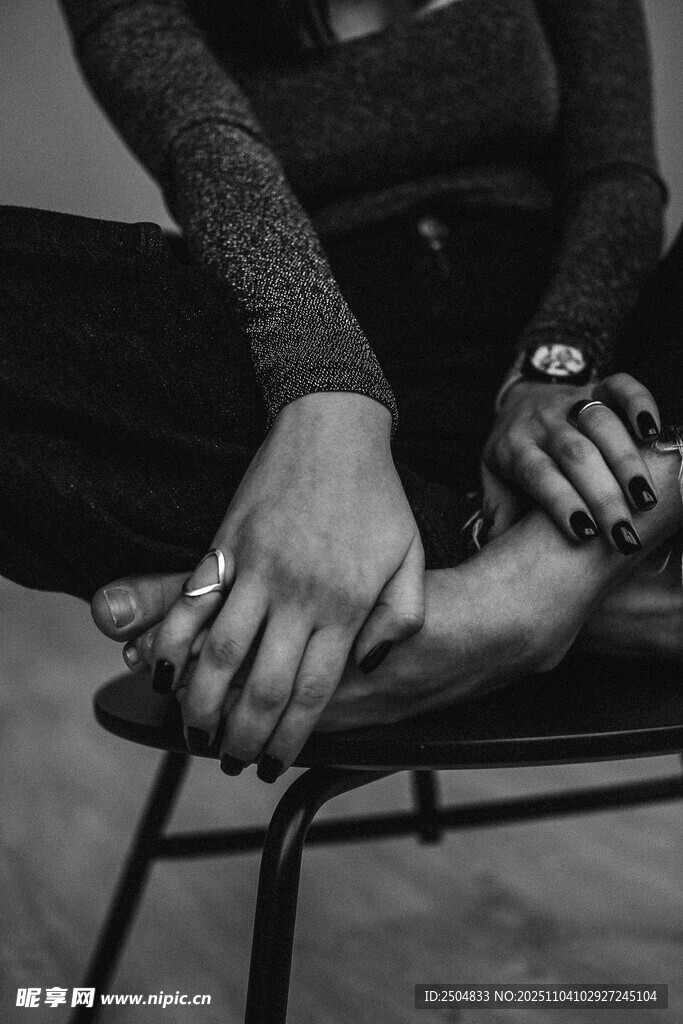 手與腳的親密姿態(tài)