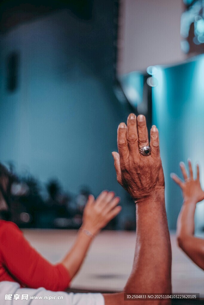 眾人舉手參與活動(dòng)瞬間