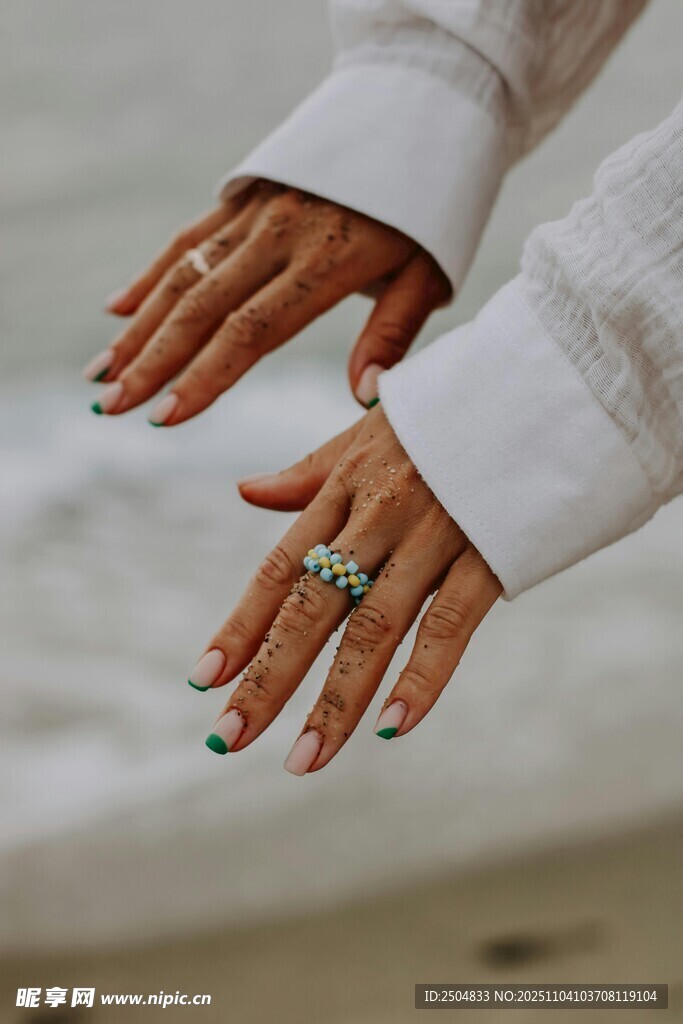 優(yōu)雅手部特寫與精致戒指