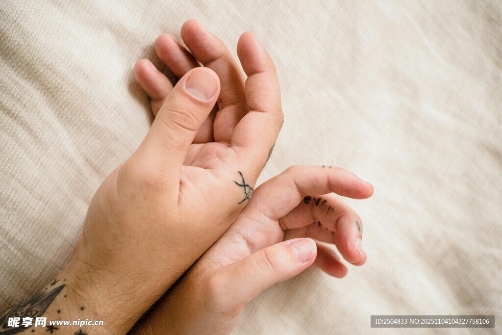 牽手的情侶手部特寫