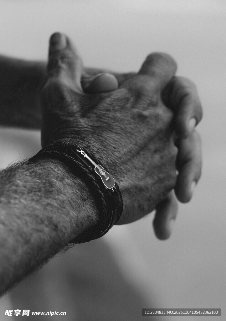 老人雙手交握的溫情瞬間