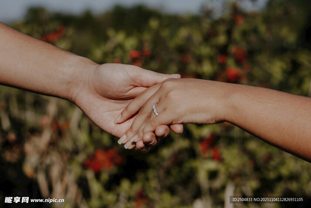 兩人戶外牽手瞬間