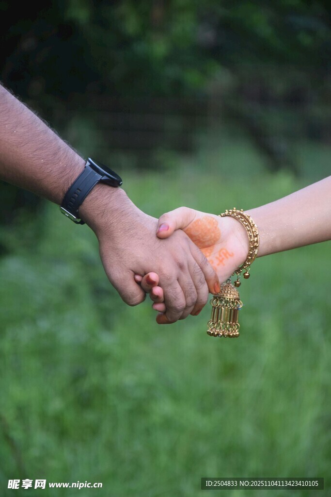 情侶牽手漫步綠意間