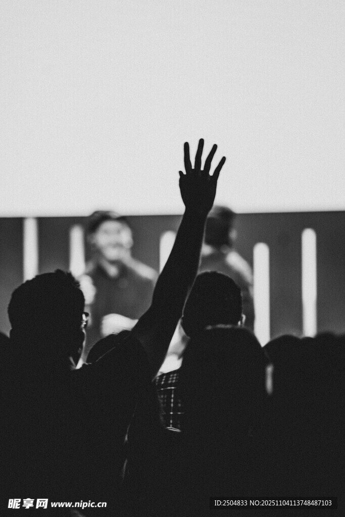 課堂上學(xué)生舉手發(fā)言