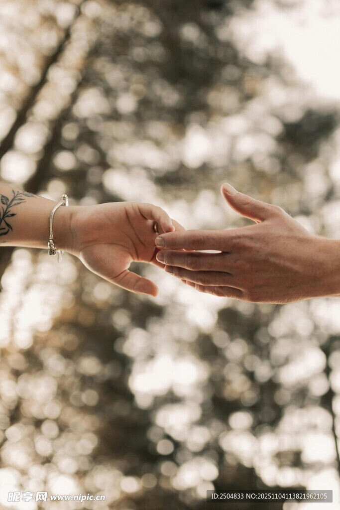 兩人戶外伸手相觸瞬間