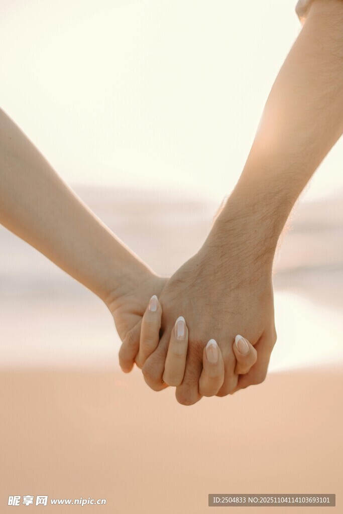 手牽手的溫馨瞬間