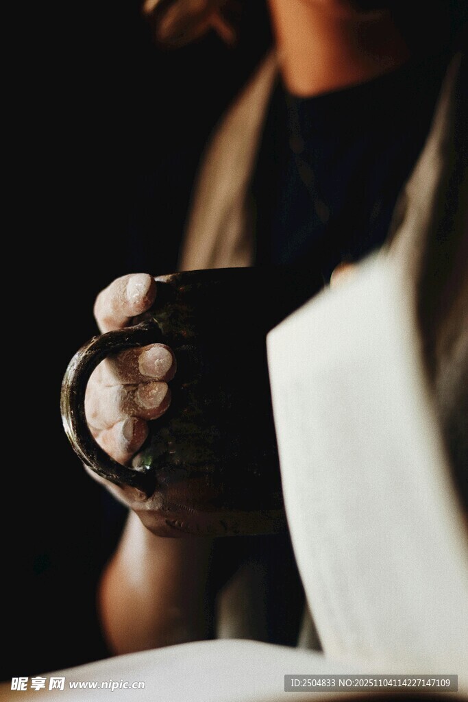 手捧咖啡閱讀愜意時(shí)光