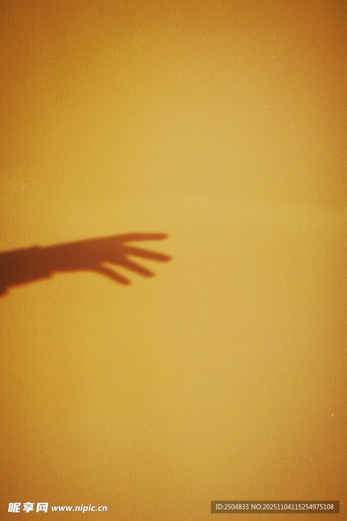 伸展的手影