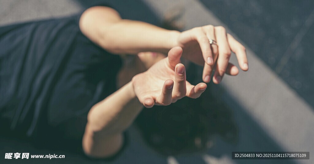 雙手交握的姿態(tài)特寫