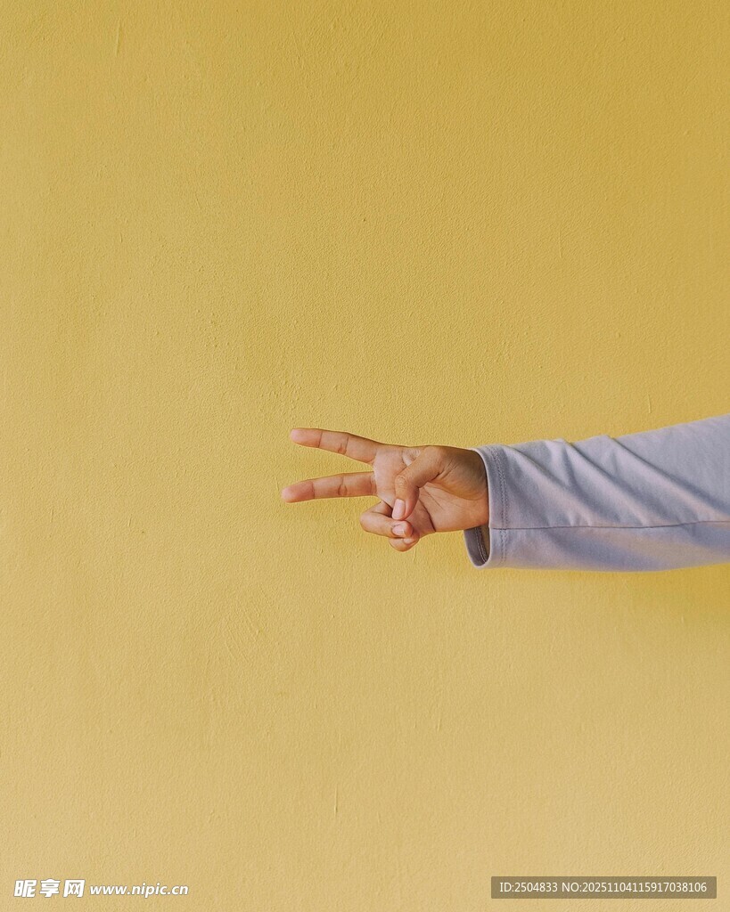 伸出手比耶的衣袖特寫(xiě)