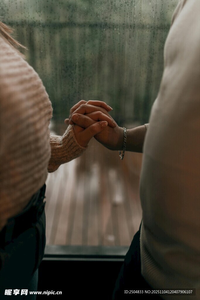 情侶牽手展示親密瞬間