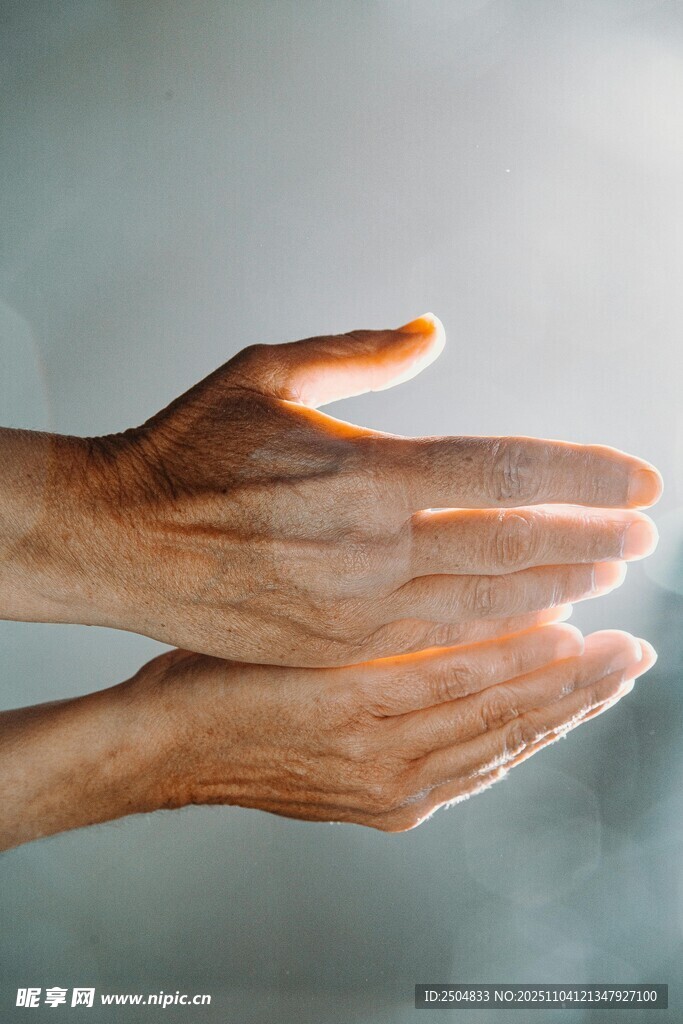 雙手捧起希望之光