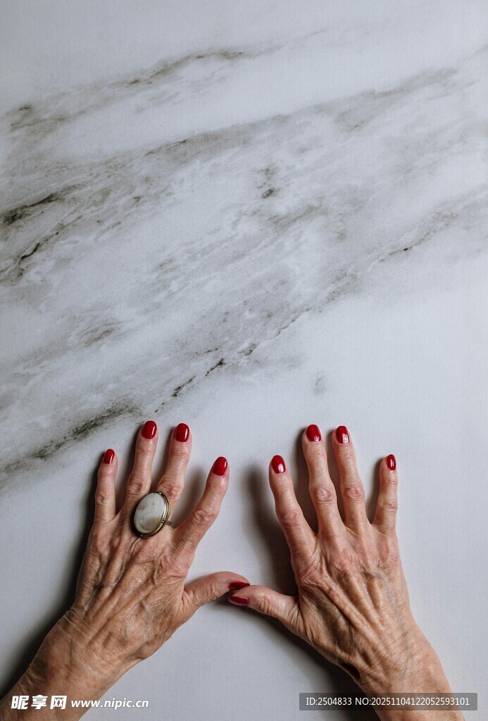 老年女性的雙手特寫