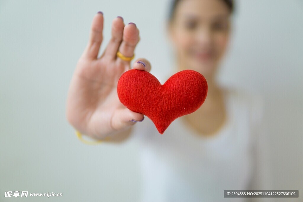 手托紅心 傳遞愛意