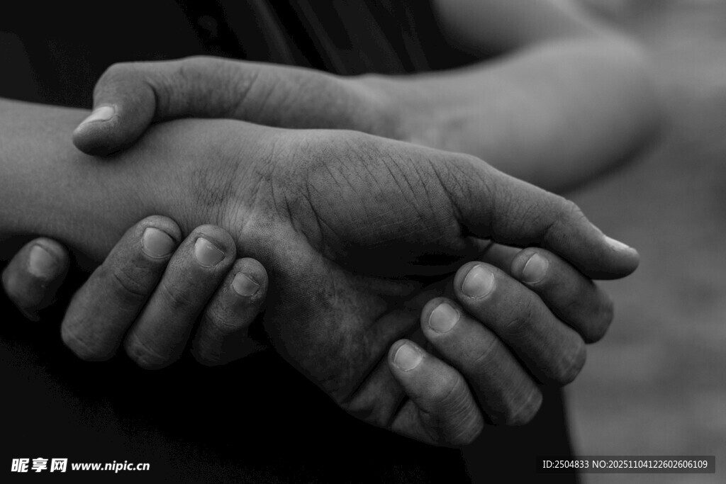 雙手交握的溫暖瞬間