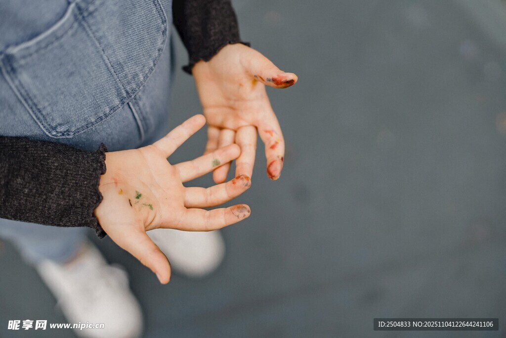 成人與孩童手牽手互動(dòng)