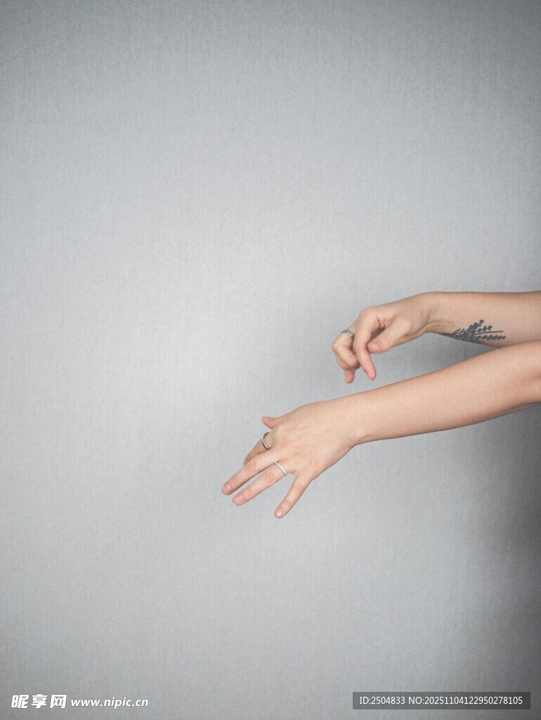 優(yōu)雅伸展的女性手部姿態(tài)