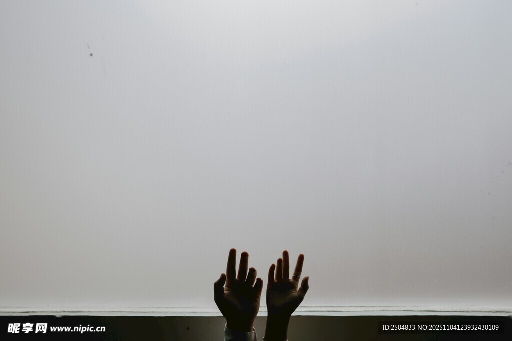 雙手向上伸展的姿態(tài)