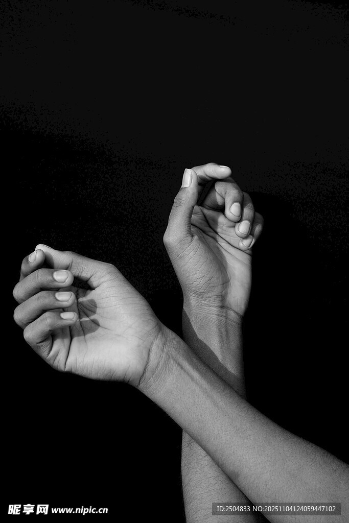 交叉的雙手姿態(tài)特寫