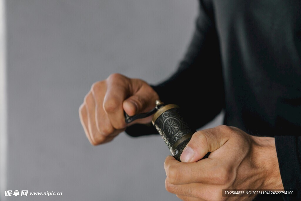 雙手操作物件特寫