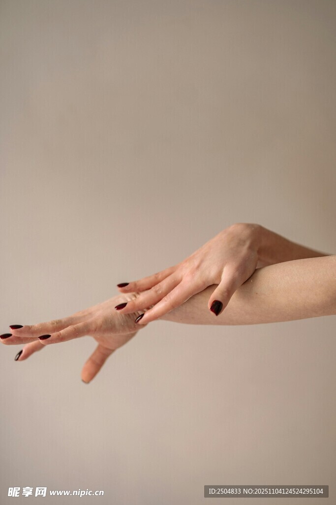 優(yōu)雅伸展的手部姿態(tài)